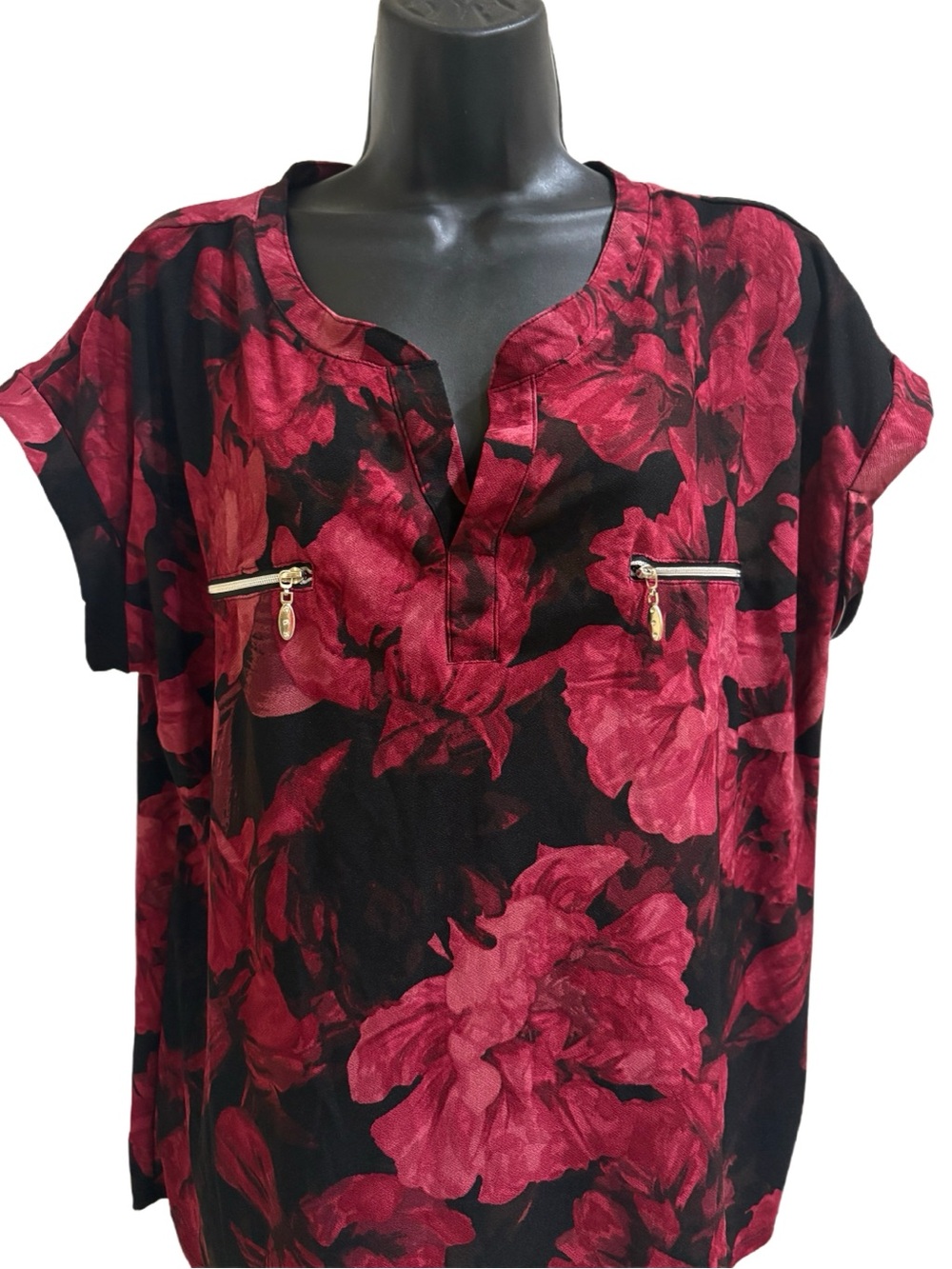 Floral Split-Neck Short Sleeve Top ⭐️NWT⭐️